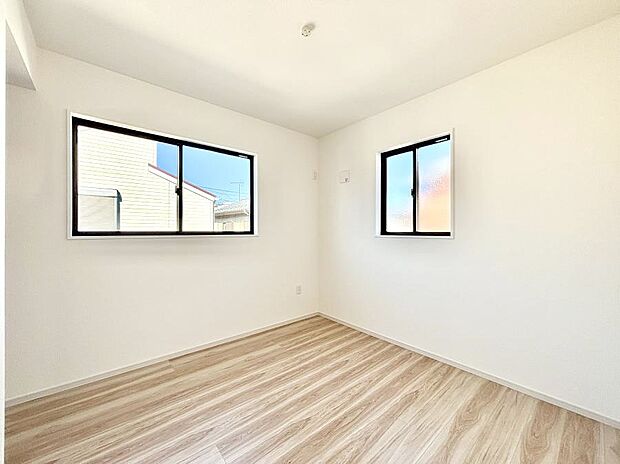 ～Bed Room～　部屋数が多いのが戸建てのメリットです。ご家族が増えたことで手狭に感じていた住まいも戸建てでは各居室プライバシーを保つことができます。住まいにゆとりが生まれ心もリラックスできます♪