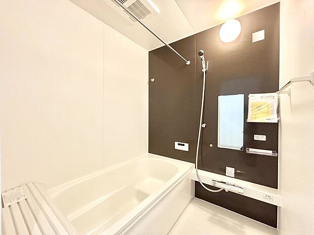 ~Bath Room~ 落ち着いた雰囲気の浴室で明日に向けてリフレッシュ。浴室乾燥機能も付いているので隣の洗濯機置き場で洗い上がった洗濯物を、雨の日も天気を気にせず乾燥させることも可能です。