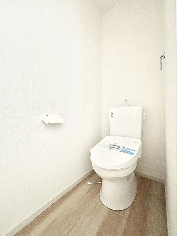 ~Toilet~ 綺麗・スッキリ・快適なウォシュレット付トイレでくつろげる空間です。トイレは毎日使わざるを得ないもの。いつも清潔を保ちたいですね。トイレが2ヶ所あるので朝の混雑時に便利です!