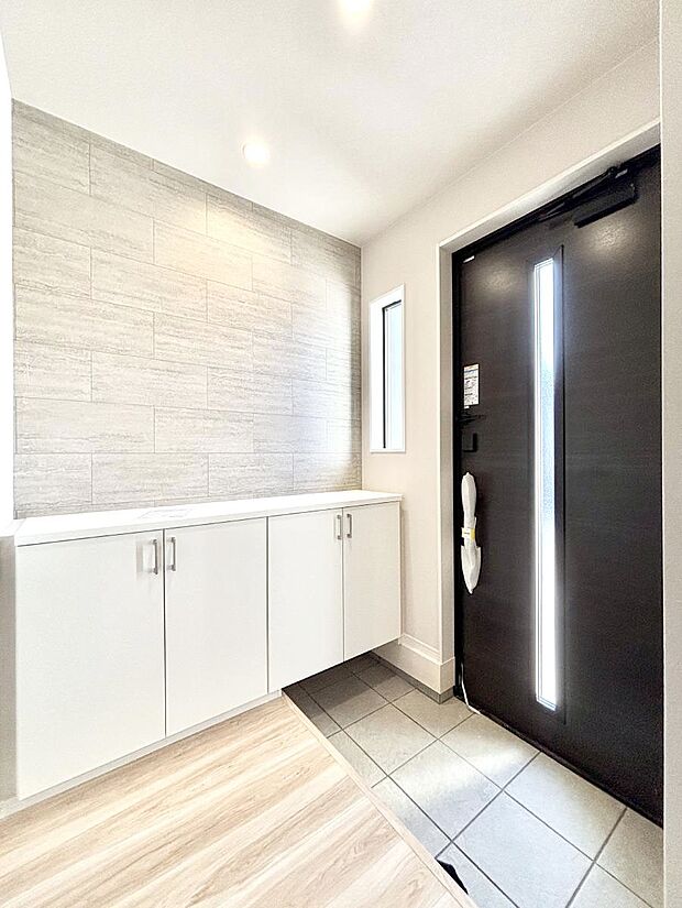 たっぷり収納できるシューズボックスで家族全員の靴も、玄関すっきり。