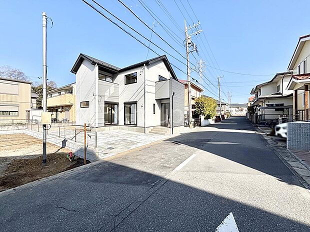 ～Exterior～　前面道路は閑静な住宅地をはしる車通りの少ない道路。駐車の出し入れもらくらくです！ご不明点・現地見学のご希望は、お気軽にお問い合わせください！