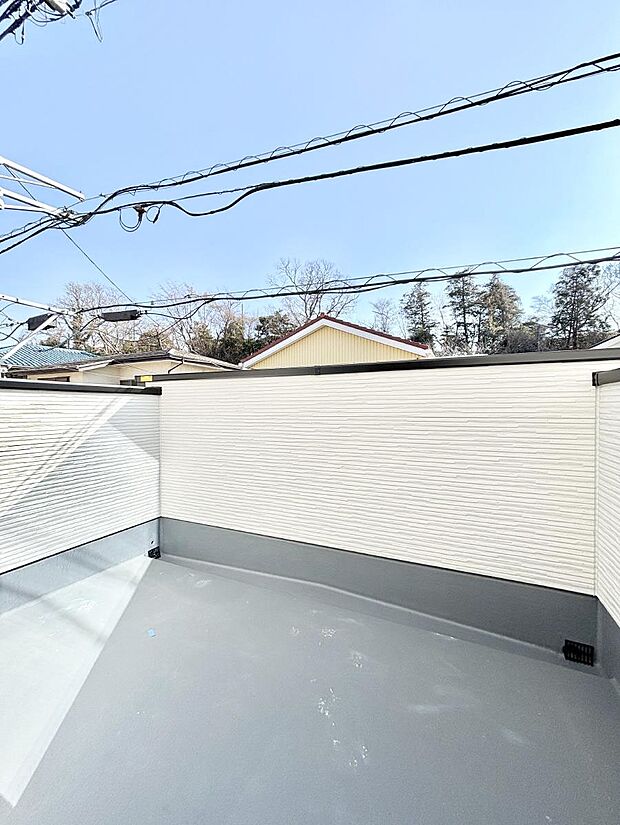 ~Balcony~ バルコニーは温かい陽がさしこみ、お布団や洗濯物を気持ちよく干すことができます。 使いやすく開放的なバルコニーです♪陽ざしがたっぷり降り注ぐ、バルコニー付き住まい。