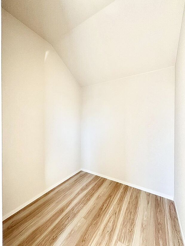 ～Walk-in Closet～　必要なものやコーディネートを一覧して確認でき、身支度や準備が短時間で済むウォークインクローゼットを設置しました。家の中をすっきりとさせる便利な収納スペースです。