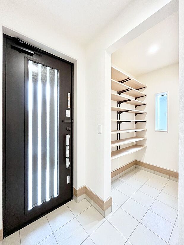 ~Entrance~ 玄関は家の顔といわれますが我が家のセンスをさりげなく感じさせる魅力ある玄関造りも楽しみの一つ。帰宅する度に家族がほっとできる心地よい空間造りも大切ですね♪