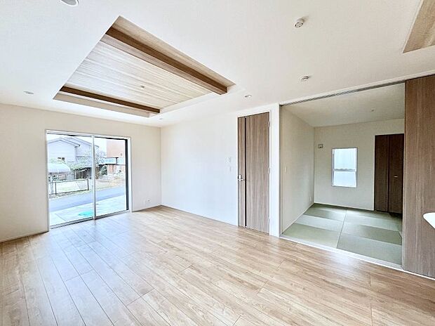 ~Living~ 飽きの来ないシンプルでおしゃれなLDK。大きな窓から日差しが差し込むので室内も明るく、家族の憩いの場としてピッタリです。開放感と日当たりの良さを是非ご覧ください!