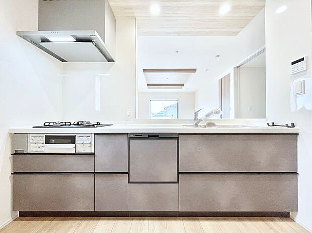 ~Kitchen~ 会話が弾むリビング、料理が愉しくなるキッチン。家は、ただ生活する場ではなく、暮らしを愉しく、快適にする場所。笑顔の毎日、安らぎの日々のために、最新の設備・仕様を採用。