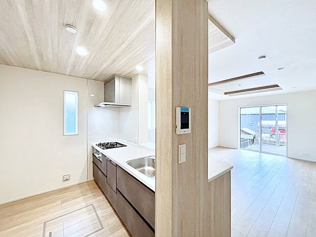 ~Kitchen~ リビングが見渡せるカウンターキッチン。 料理をしながら家族とコミュニケーションをとれるだけでなく、大きな開放感も得ることができます。 お子様の成長も感じることができますね!