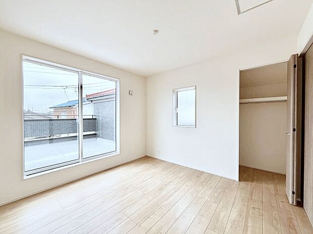 ~Bed Room~ 部屋数が多いのが戸建てのメリットです。ご家族が増えたことで手狭に感じていた住まいも戸建てでは各居室プライバシーを保つことができます。住まいにゆとりが生まれ心もリラックスできます♪