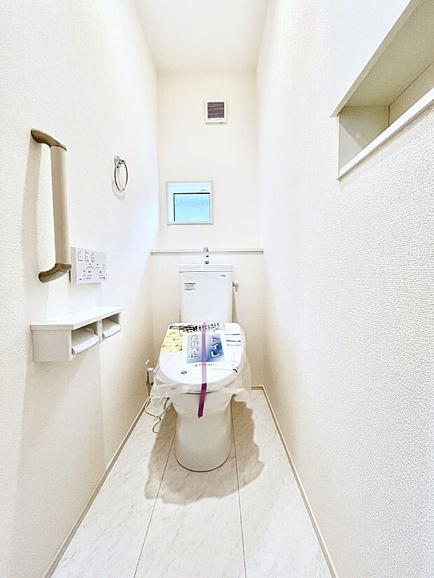 ~Toilet~ 綺麗・スッキリ・快適なウォシュレット付トイレでくつろげる空間です。トイレは毎日使わざるを得ないもの。いつも清潔を保ちたいですね。トイレが2ヶ所あるので朝の混雑時に便利です!