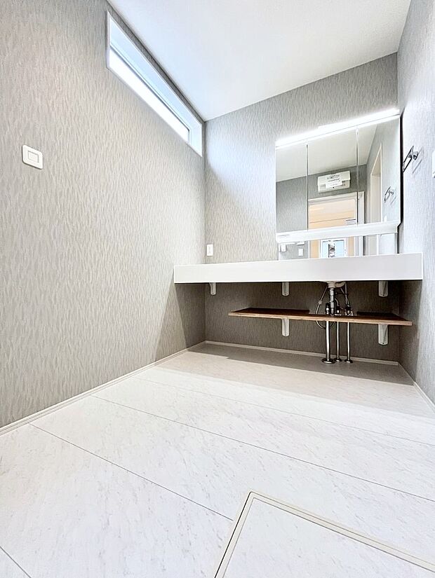 ~Dressing Room~ 十分な大きさの洗面台は収納もさる事ながら、身だしなみチェックや歯磨きなど、朝の慌ただしい時間でもホテルライクなスペースで余裕とゆとりを感じて頂けます。