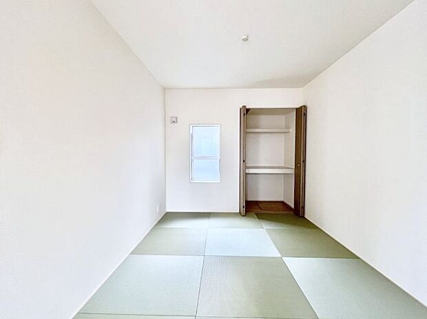 ~Japanese Room~ LDK隣接の和室は、アイロンがけなど奥様の家事スペースとして、また小さなお子様のいるご家庭ではお昼寝やおむつ替えの場としてご活用いただけます。