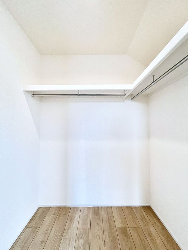 ~Walk-in Closet~ 必要なものやコーディネートを一覧して確認でき、身支度や準備が短時間で済むウォークインクローゼットを設置しました。家の中をすっきりとさせる便利な収納スペースです。