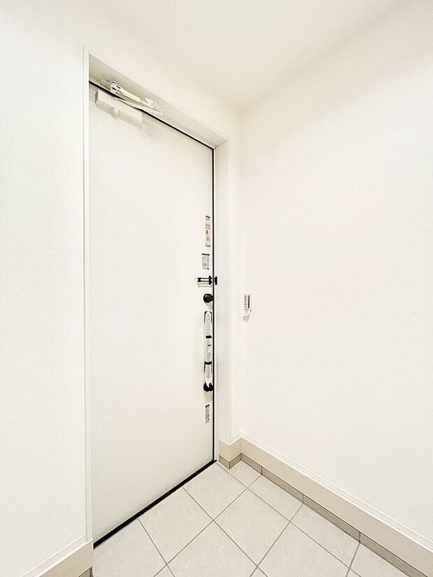 ~Entrance~ 家の中でお客様を迎える最初の場所である玄関は、家の印象そのものです!豊富な玄関収納で、常に綺麗に保つことが出来ます♪玄関にはたっぷり収納の下駄箱を完備!