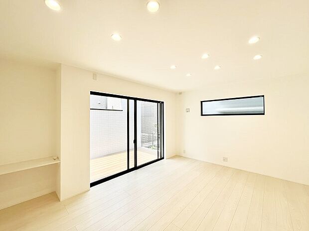 ~Living~ 飽きの来ないシンプルでおしゃれなLDK。大きな窓から日差しが差し込むので室内も明るく、家族の憩いの場としてピッタリです。開放感と日当たりの良さを是非ご覧ください!