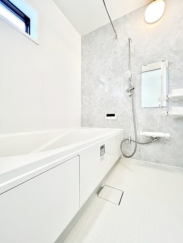 ~Bath Room~ ゆったりと足を伸ばして入浴することが可能!一日の疲れを癒す貴重なバスタイムです。お子様とご一緒でも十分な広さなので、リビングとは違った家族団欒のひと時をお楽しみいただけます。