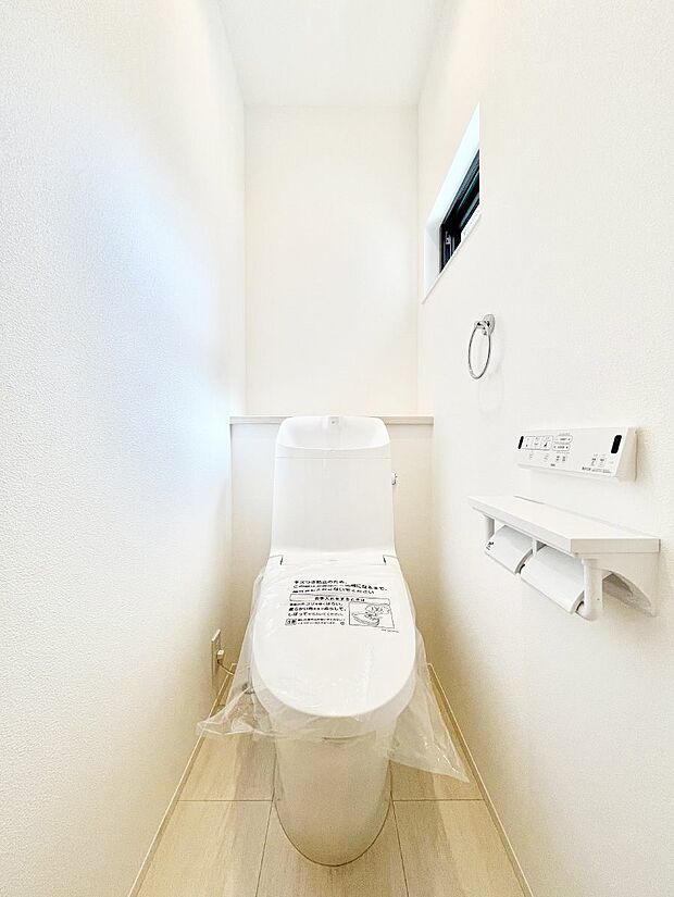 ~Toilet~ 綺麗・スッキリ・快適なウォシュレット付トイレでくつろげる空間です。採光もあり明るく、快適空間となっております♪毎日使う場所だからこその配慮です!