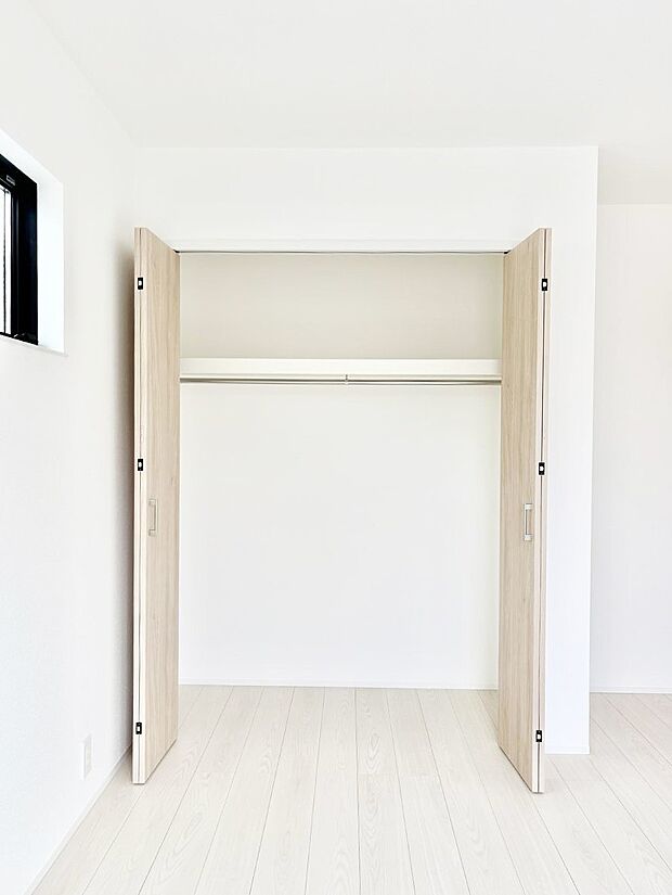 ~Closet~ 壁面クローゼットがあればタンスを置く必要がなく、出っ張りのないスッキリ空間を維持できます。限られたスペースを有効に活用できそう。季節の衣類や趣味の品などたっぷり収納出来ますね♪