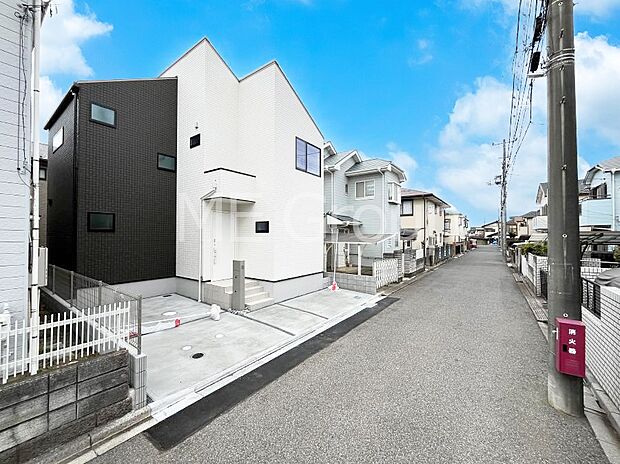~Exterior~ 前面道路は閑静な住宅地をはしる車通りの少ない道路。駐車の出し入れもらくらくです!ご不明点・現地見学のご希望は、お気軽にお問い合わせください!