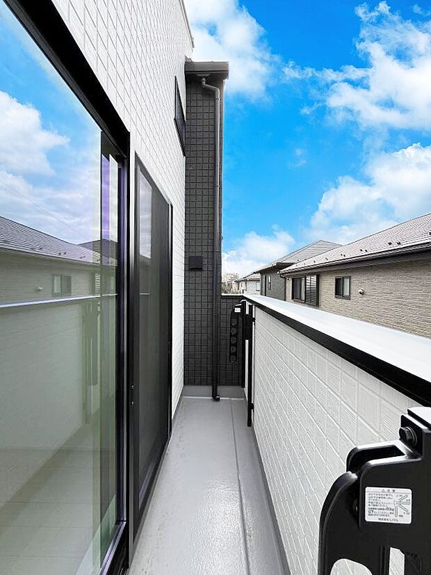 ~Balcony~ 大きな空に囲まれた気持ちのいい家。バルコニーを覗くだけで圧倒的な開放感に包まれます。バルコニーは陽がさしこみお布団や洗濯物を気持ちよく干すことができます。