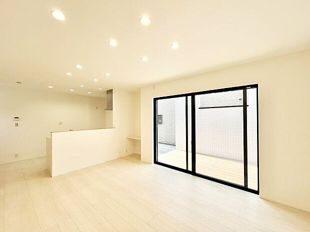 ～Living～　豊かな陽光がこの場所を照らしだす。光溢れるこの空間はみんなの笑顔が集う場所、時を忘れ、つきることのないたわいもない会話を楽しむ時間、たくさんの思いが綴られる場所。