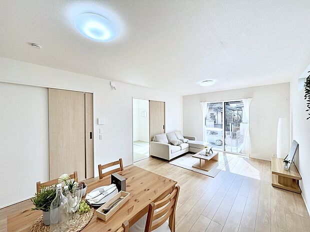 ~Living~ 飽きの来ないシンプルでおしゃれなLDK。大きな窓から日差しが差し込むので室内も明るく、家族の憩いの場としてピッタリです。開放感と日当たりの良さを是非ご覧ください!