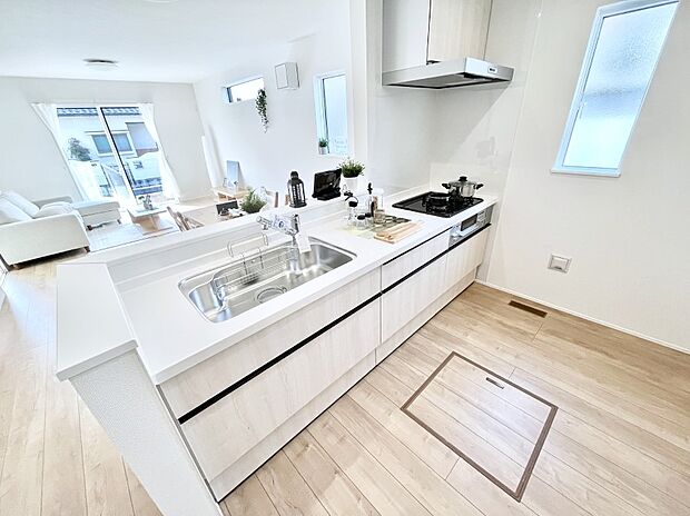 ~Kitchen~ リビングが見渡せるカウンターキッチン。 料理をしながら家族とコミュニケーションをとれるだけでなく、大きな開放感も得ることができます。 お子様の成長も感じることができますね!