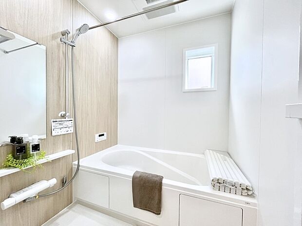 ~Bath Room~ 落ち着いた雰囲気の浴室で明日に向けてリフレッシュ。浴室乾燥機能も付いているので隣の洗濯機置き場で洗い上がった洗濯物を、雨の日も天気を気にせず乾燥させることも可能です。