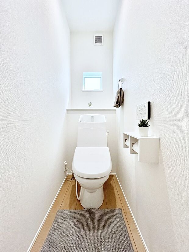 ~Toilet~ 綺麗・スッキリ・快適なウォシュレット付トイレでくつろげる空間です。トイレは毎日使わざるを得ないもの。いつも清潔を保ちたいですね。トイレが2ヶ所あるので朝の混雑時に便利です!