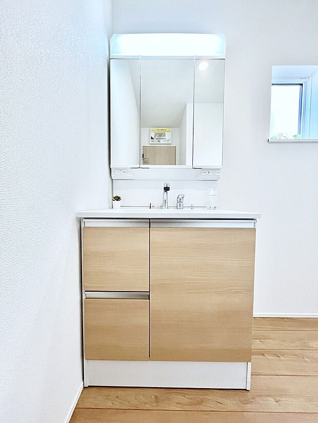 ~Dressing Room~ 清潔感溢れる色合いで統一されていると、スッキリと整った印象をうけます。 鏡の裏にはたっぷりと収納スペースを標準装備! 水廻りは、シンプルかつ機能性を重視して。