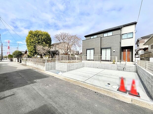 ~Exterior~ 前面道路は閑静な住宅地をはしる車通りの少ない道路。駐車の出し入れもらくらくです!ご不明点・現地見学のご希望は、お気軽にお問い合わせください!