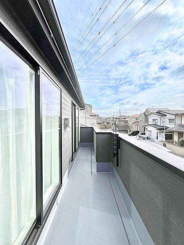 ~Balcony~ 南向きのバルコニーの前には雲以外に太陽を遮るものがありません。お洗濯物も乾きやすく、何より明るく気持ちのいい光が入ってきます。家族全員分の洗濯物も一気に干せます。