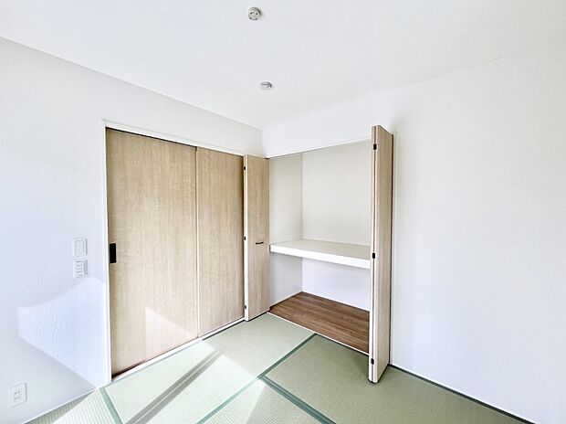 ~Japanese Room~ LDK隣接の和室は、アイロンがけなど奥様の家事スペースとして、また小さなお子様のいるご家庭ではお昼寝やおむつ替えの場としてご活用いただけます。