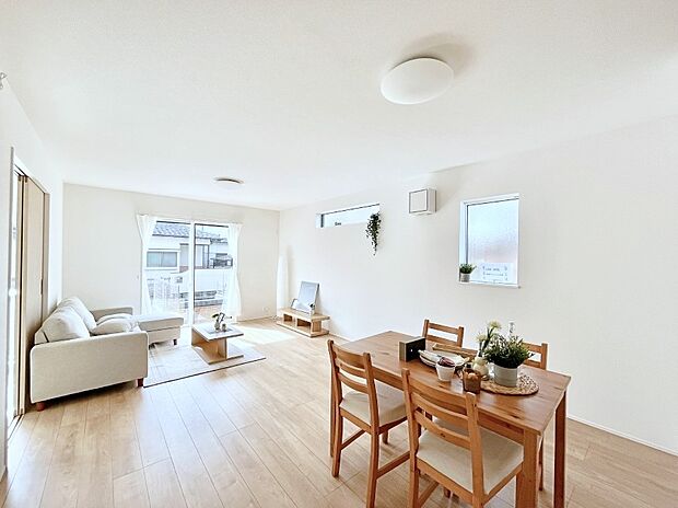 ~Living~ 家族の食事や団らんのほか、子どもを遊ばせたり、友人を招いたりするLDKは住まいの中心。長時間過ごす場所だから、その空間は住まい全体の居心地を左右します。