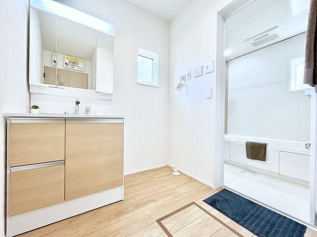 ~Dressing Room~ 暗くなりがちな洗面所も窓があると採光と換気が可能なので気持ちよくお使い頂けます。三面鏡タイプの洗面台は鏡裏収納で散らかりがちな洗面所もスッキリ♪