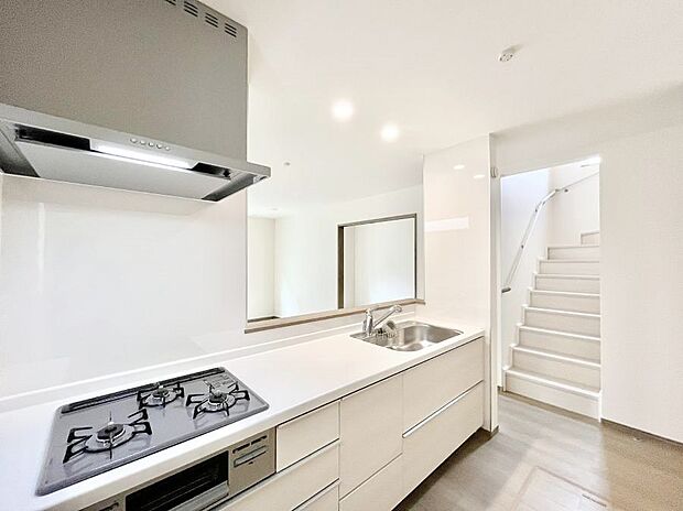 ◆A号棟◆~Kitchen~ 「さぁ今日は何を作ろう」こんなキッチンなら思いっきり料理ができちゃいます。キッチンからはリビングが一望できます。家族がつながるお家がここにございます。