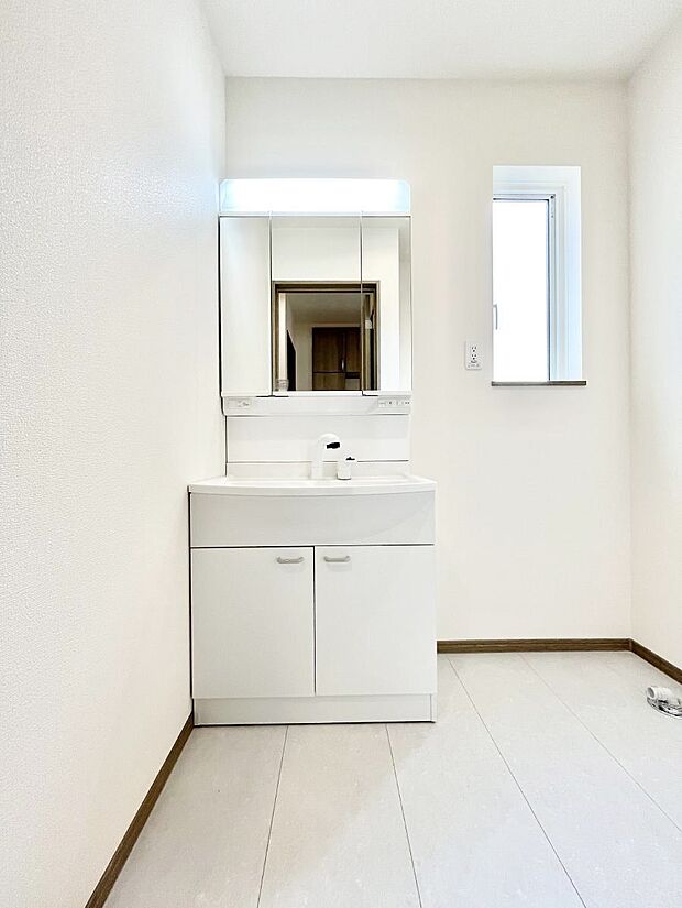 ◆A号棟◆~Dressing Room~ 暗くなりがちな洗面所も窓があると採光と換気が可能なので気持ちよくお使い頂けます。三面鏡タイプの洗面台は鏡裏収納で散らかりがちな洗面所もスッキリ♪