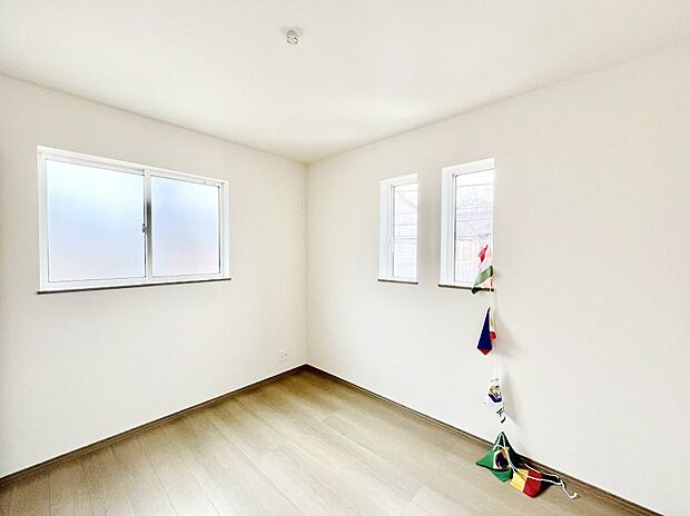 ◆A号棟◆~Bed Room~ マンションと違い部屋数が多いのが戸建てのメリットです。ご家族が増えたことで手狭に感じていた住まいも戸建てでは各居室プライバシーを保つことができます。