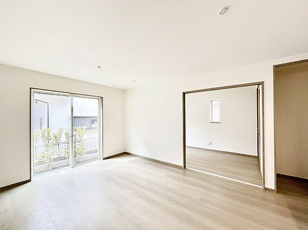 ◆A号棟◆~Living~ 飽きの来ないシンプルでおしゃれなLDK。大きな窓から日差しが差し込むので室内も明るく、家族の憩いの場としてピッタリです。開放感と日当たりの良さを是非ご覧ください!