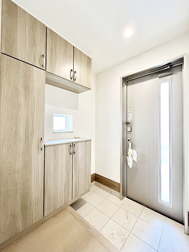 ◆B号棟◆~Entrance~ 家の中でお客様を迎える最初の場所である玄関は、家の印象そのものです!豊富な玄関収納で、常に綺麗に保つことが出来ます♪玄関にはたっぷり収納の下駄箱を完備!