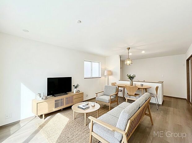 ◆B号棟◆~Living~ 家族の会話や笑顔が行き交うリビングです。大きなソファやダイニングテーブルでゆったり食事をしたりくつろぎたい♪そんな夢が叶えられる空間です!※家具はCGです