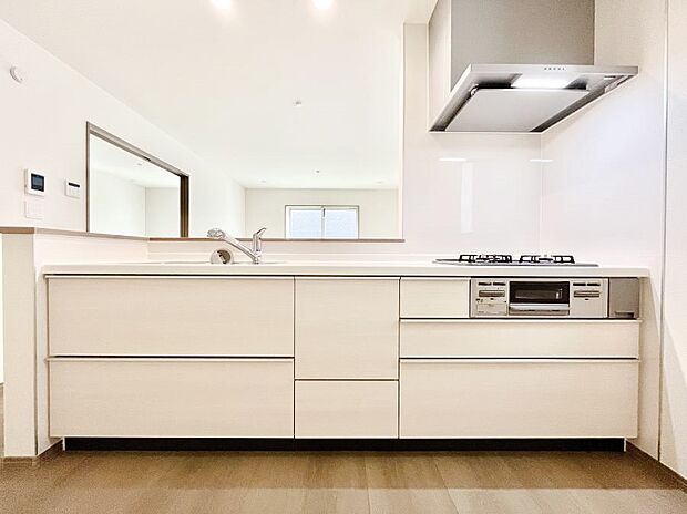 ◆B号棟◆~Kitchen~ 広くて使いやすいキッチンなら家族でいっしょに料理をつくったり、後片付けも手間なくできちゃいます♪収納もたっぷりあるので、いつもすっきりと清潔な印象を保てます。