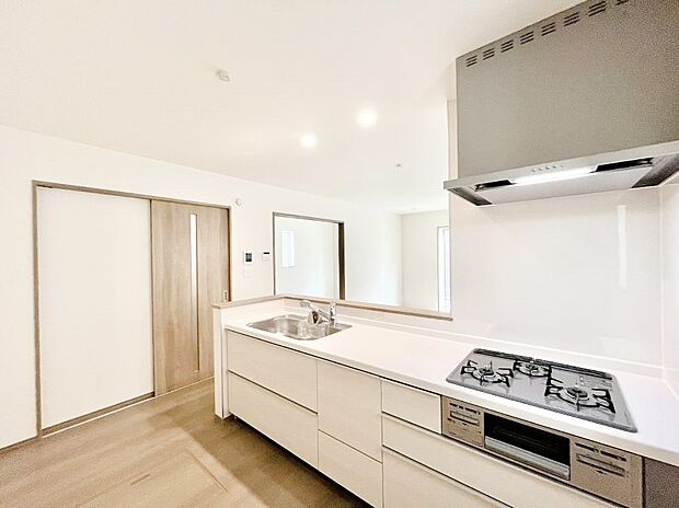 ◆B号棟◆~Kitchen~ 「さぁ今日は何を作ろう」こんなキッチンなら思いっきり料理ができちゃいます。キッチンからはリビングが一望できます。家族がつながるお家がここにございます。