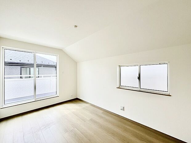 ◆B号棟◆~Bed Room~ 「今日も一日お疲れ様」とご夫婦でゆったりくつろげる寝室。毎日の家事やお仕事に疲れた日はフカフカのベットで癒されてください。本棚をおいても快適な広さが自慢♪