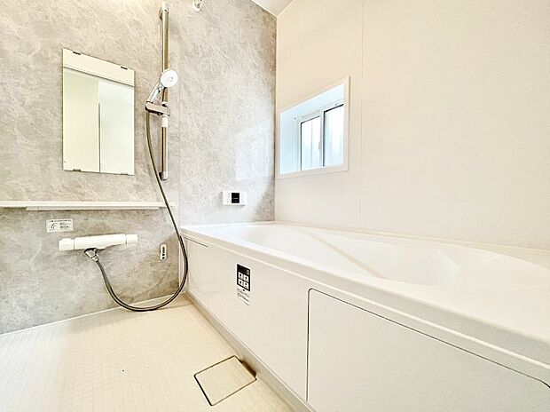◆B号棟◆~Bath Room~ 足を伸ばして入浴することが可能!一日の疲れを癒す貴重なバスタイムです。お子様とご一緒でも十分な広さなので、リビングとは違った家族団欒のひと時をお楽しみいただけます。