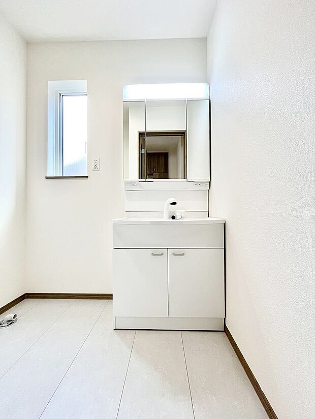 ◆B号棟◆~Dressing Room~ 暗くなりがちな洗面所も窓があると採光と換気が可能なので気持ちよくお使い頂けます。三面鏡タイプの洗面台は鏡裏収納で散らかりがちな洗面所もスッキリ♪