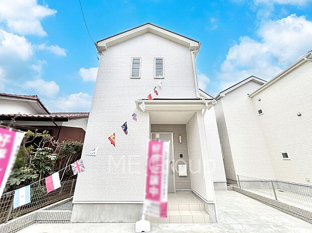 ◆B号棟◆~Exterior~ 堂々たる趣ながら、主張し過ぎずどこか余裕を感じさせるシャープなフォルムで佇む邸宅は、晴天の空と照らし合わせる事で、本来あるべき完成形の姿を見せてくれます。