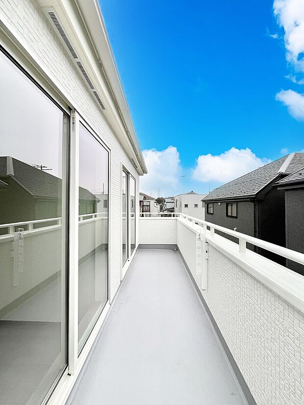 ◆B号棟◆~Balcony~ バルコニーは温かい陽がさしこみ、お布団や洗濯物を気持ちよく干すことができます。使いやすく開放的なバルコニーです♪陽ざしがたっぷり降り注ぐ、バルコニー付き住まい。
