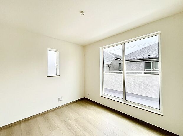◆B号棟◆~Bed Room~ マンションと違い部屋数が多いのが戸建てのメリットです。ご家族が増えたことで手狭に感じていた住まいも戸建てでは各居室プライバシーを保つことができます。