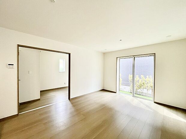 ◆B号棟◆~Living~ 豊かな陽光がこの場所を照らしだす。光溢れるこの空間はみんなの笑顔が集う場所、時を忘れ、つきることのないたわいもない会話を楽しむ時間、たくさんの思いが綴られる場所。