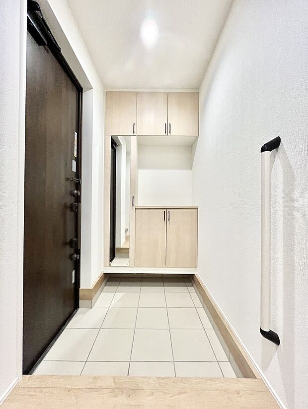 ◆1号棟◆~Entrance~ 家の中でお客様を迎える最初の場所である玄関は、家の印象そのものです!豊富な玄関収納で、常に綺麗に保つことが出来ます♪玄関にはたっぷり収納の下駄箱を完備!